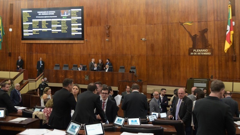 Sessão na Assembleia Legislativa durou cerca de sete horas, terminando por volta das 22h 