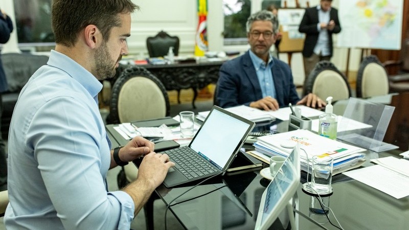 Governador Leite assina de forma eletrônica as sanções acompanhado do líder do governo na Assembleia, deputado Frederico Antunes