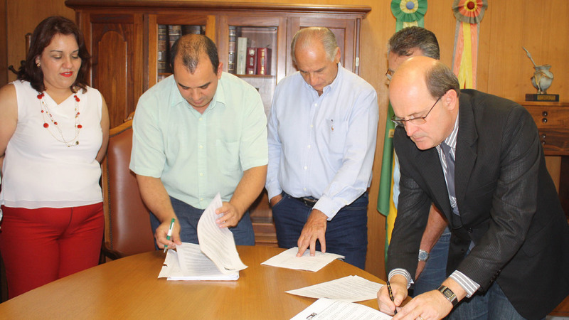 20111209163632ipe-091211-assinatura-convenio-hop-sao-jeronimo.jpg